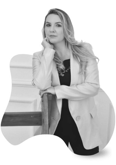 Imagem P&B de Kamylla Acioli - Escritora e mãe atípica